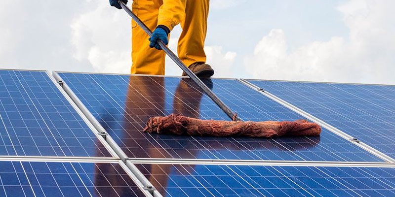 Shining a Light on Solar Panel Cleaning: Dos and Don